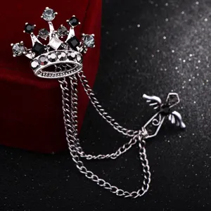 Spilla vintage a forma di corona con catene e ciondolo croce alata per dettagli uomo