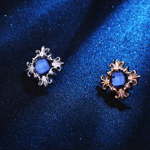 Detailaufnahme der Vintage Kreuz Kristall Brosche, glänzender blauer Edelstein Kragennadel.