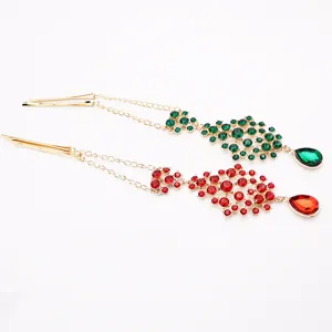 Vue détaillée de pinces à cheveux élégantes en strass avec chaînes en cristal.