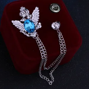 Detailaufnahme der Vintage Silber Doppeladler Brosche mit blauem Kristall und Kette.