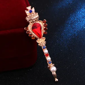 Spilla bacchetta magica corona barocca vintage con strass cristalli rossi e perle fine.