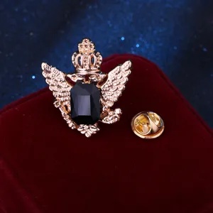 Spilla vintage dorata a forma di aquila con cristallo nero, accessorio per abito.