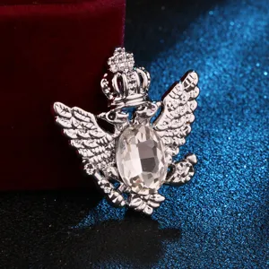 Nahaufnahme einer retro Doppeladler Strass Brosche für Herren, elegantes Anzugnadel Accessoire.