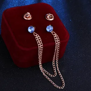 Detail der blauen Strass Kragennadel, doppelte Kette Metall Brosche für Herren Hemden.