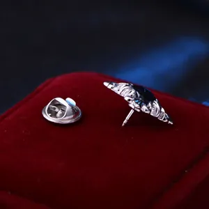 Vintage Silber Kristall Kreuz Brosche Nadel Kragenaccessoire fuer Hemd Modeschmuck Geschenk
