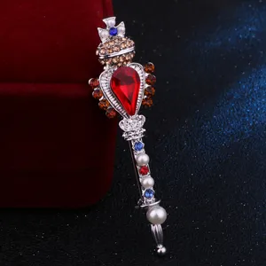 Spilla vintage bacchetta magica corona croce barocca con cristallo rosso e perle moda
