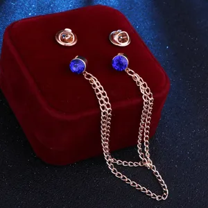 Detailansicht stilvoller blauer Strass-Kragen-Stecknadeln für Herren mit doppelten Ketten.