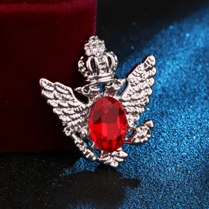 Nahaufnahme Detail einer Retro Doppeladler Brosche mit rotem Kristall Strassstein.