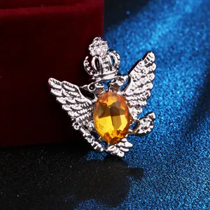 Nahaufnahme Detail der Retro Doppeladler Brosche mit bernsteinfarbener Strass für Herren.