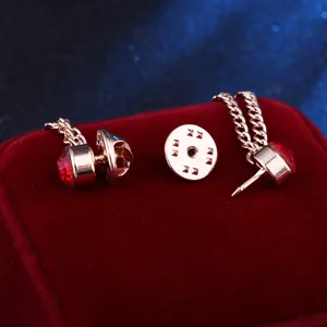 Rote Strass Reversnadel Brosche mit doppelter Kette Metall Kragen Schmuck Dekoration.
