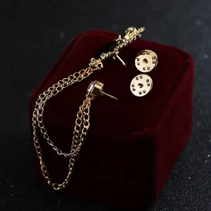 Nahaufnahme Detailaufnahme einer luxuriösen Vintage-Doppeladler-Brosche mit Quastenkette.