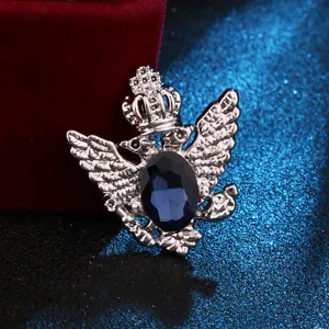 Nahaufnahme der Vintage Doppeladler Brosche mit blauem Strassstein und Kronen Detail.