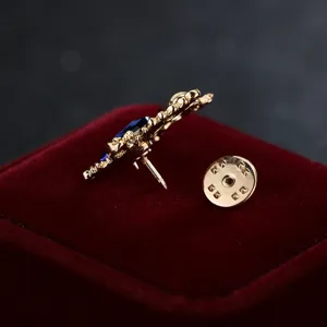 Nahaufnahme der Vintage Doppeladler Brosche mit blauem Kristall und Schmetterlingsverschluss.