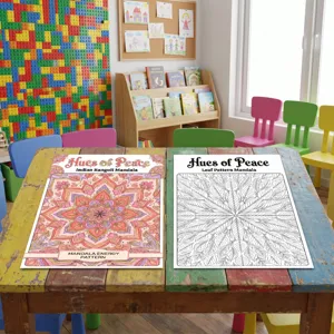 Vista dettagliata di poster da colorare per bambini motivi mandala su tavolo in legno.