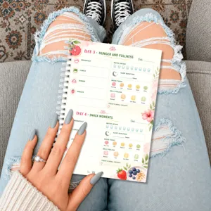 Gedetailleerd overzicht van een dagelijks gezondheids- en dieetplanningsnotitieboek.
