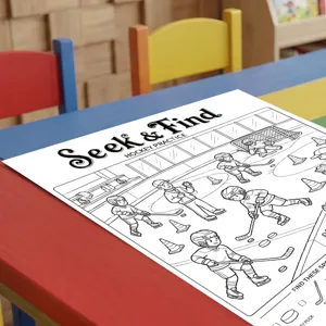 Detallada vista del póster de actividades para colorear de hockey infantil en mesa.
