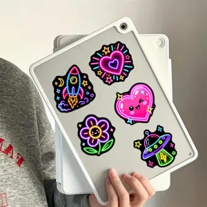 Vue détaillée d'autocollants mignons de dessin animé au néon pour coques et journaux.