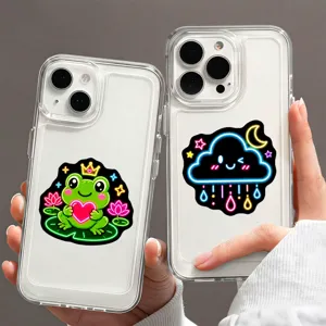 Détail de coque transparente avec des autocollants néon cartoon colorés et originaux.