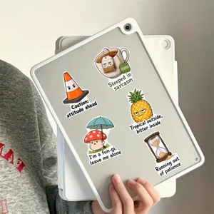 Vue détaillée d'autocollants imperméables amusants avec des citations drôles et des illustrations.