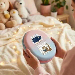 Pastelkleurige harde opbergdoos met schattige literaire illustraties en Duitse tekst.