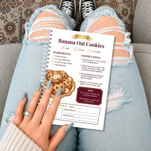 Detailopname van een notitieboek met dessertrecepten en handige bakinstructies.