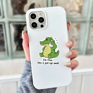 Gros plan détail de coque de téléphone blanche avec autocollant crocodile mignon et texte drôle.