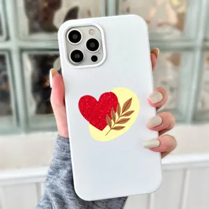 Funda de teléfono de silicona blanca con diseño de corazón rojo y hojas, vista detallada.