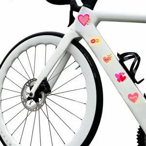 Primer plano detallado de pegatinas transparentes románticas con corazones en la bicicleta.