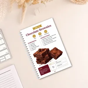Gedetailleerde close-up van de receptpagina in het spiraalnotitieboek met brownies.