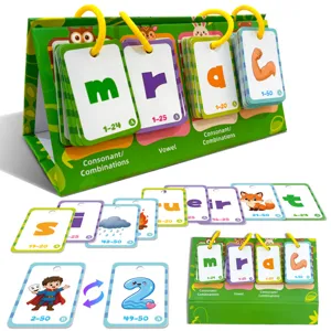 Vista dettagliata delle carte educative con supporto, che mostrano lettere e parole.