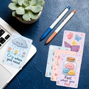 Vista dettagliata di carte emotive curatissime con simpatiche illustrazioni e citazioni.