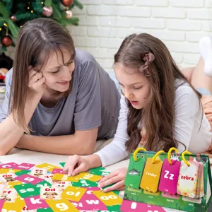 Scena di carte educative con lettere dettagliate e supporto da tavolo per bambini.