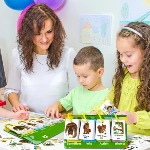 Vista dettagliata di carte da tavolo educative per bambini per imparare e frasi.