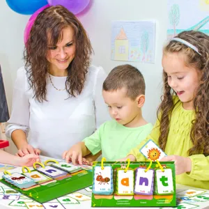 Carte educative per bambini su supporto da tavolo per apprendimento precoce del vocabolario.