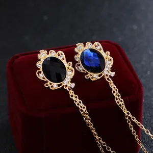 Detailaufnahme der goldenen Vintage Edelstein Quaste Brosche mit funkelnden Strasssteinen.
