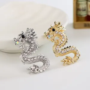Dettaglio spilla drago in strass squisito, spilla da risvolto animale di lusso per giacche da uomo.