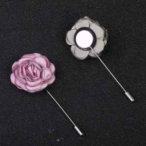 Détail de broche en tissu, élégante épingle de revers camélia avec longue épingle en métal.