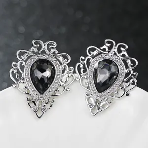 Antike Hofstil silberne Brosche mit schwarzem Tropfen Kristall und filigranem Metall.