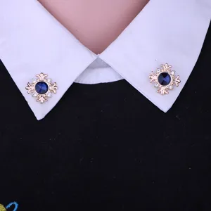 Exquisites blaues Kristall Kreuz Kragen-Pin Set, vintage goldfarbene Metall Brosche Hemd.
