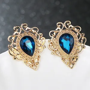 Detailansicht der Vintage Hofstil Brosche, goldener Metallrahmen mit tiefblauem Schmuckstein.