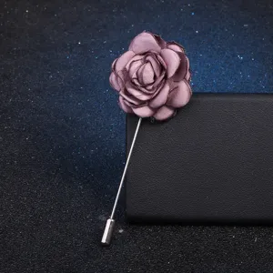 Élégante broche fleur en tissu avec longue épingle argentée, idéale pour la mode et les costumes.