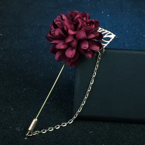 Broche fleur en tissu rouge vin avec longue épingle et chaîne dorée pour costume homme.