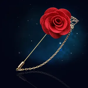 Koreanischer roter Stoffrosen Brosche mit langer goldener Nadel und Quasenkette fuer Hochzeit.