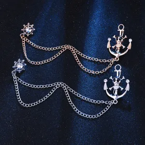 Gros plan détaillé d'une broche ancre tête de mort gothique avec doubles chaînes et strass.