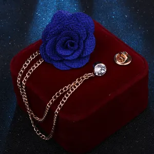 Blaue Stoffrosen Brosche mit goldener Quasten-Kette und Strass-Anhänger für Herren Anzug