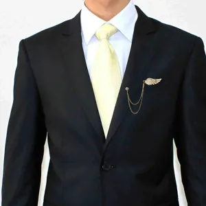 Vista detallada de un broche vintage de ala de ángel con diamantes de imitación y borla para hombre.