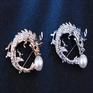 Squisita spilla a forma di drago in strass con perla, primo piano dettagliato di gioielli.