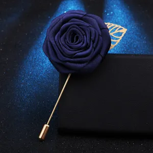Elegante dunkelblaue Stoffrosen Anstecknadel mit Goldblatt und langem Stift fur Jacken.