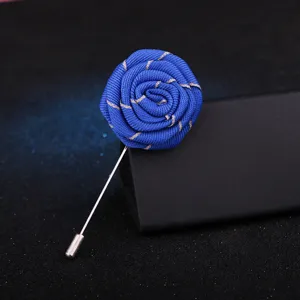 Broche fleur rose en tissu bleu pour homme, élégante épingle de revers pour costume chic.