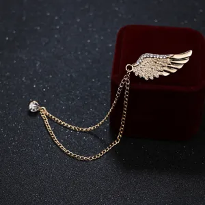 Broche de ala de ángel dorada con cadena doble y diamantes de imitación para hombres.